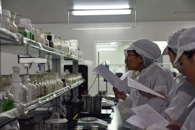 探訪化妝品制造前沿——茂名職業(yè)技術(shù)學(xué)院在雅蘭生物研究中心舉行結(jié)課儀式與參觀學(xué)習(xí)活動(dòng)